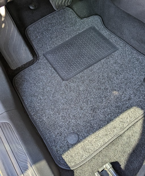 Tapete económico cinza em automóvel