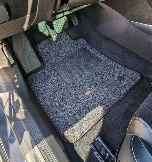 Tapete GTI cinza em automóvel