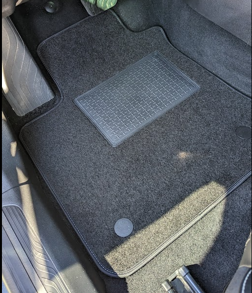 Tapete GTI preto desportivo em automóvel