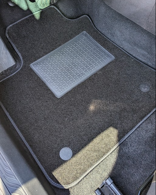 Tapete veludo preto em automóvel